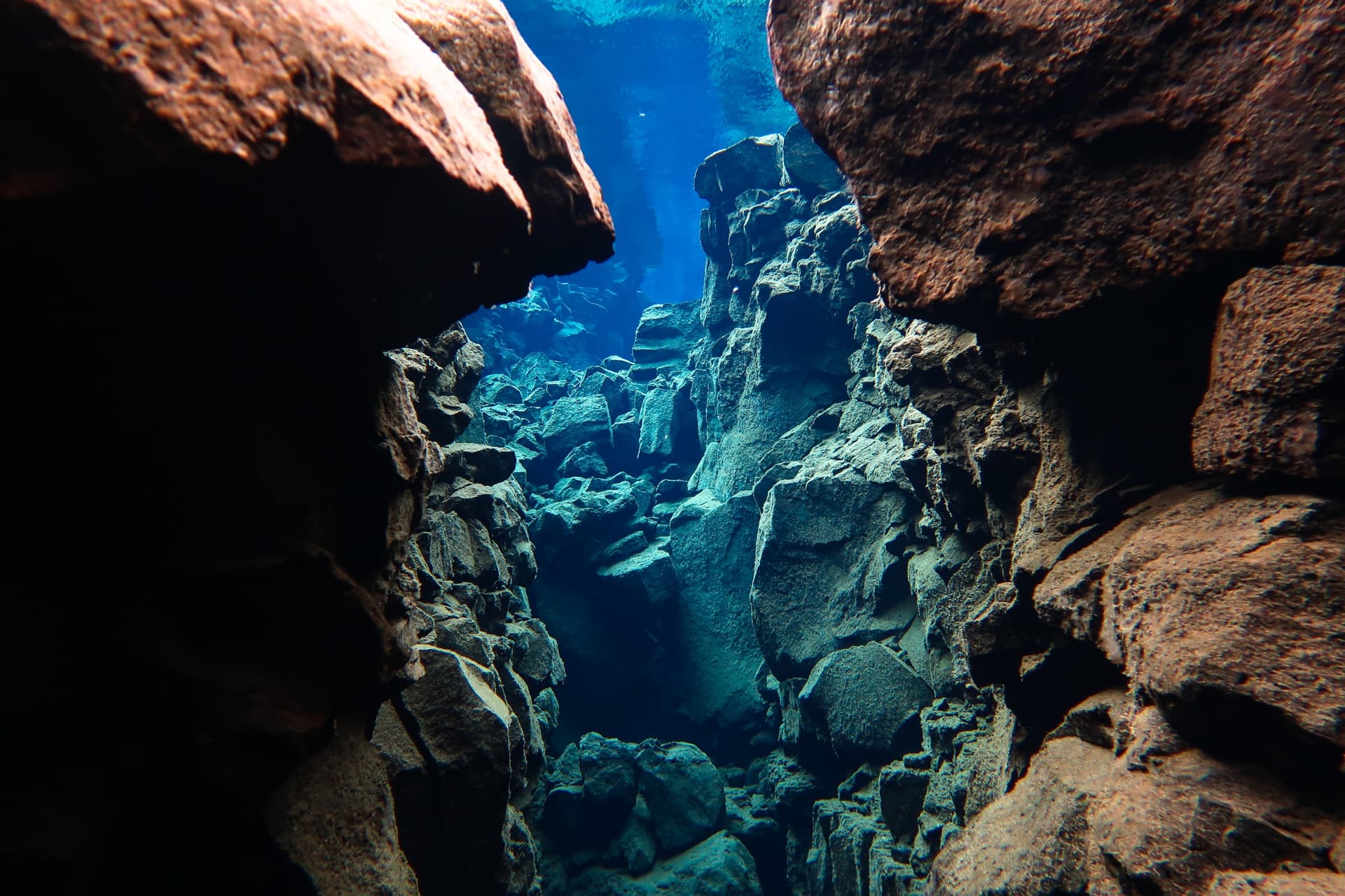 Immersione nelle acque cristalline della frattura di Silfra in Islanda